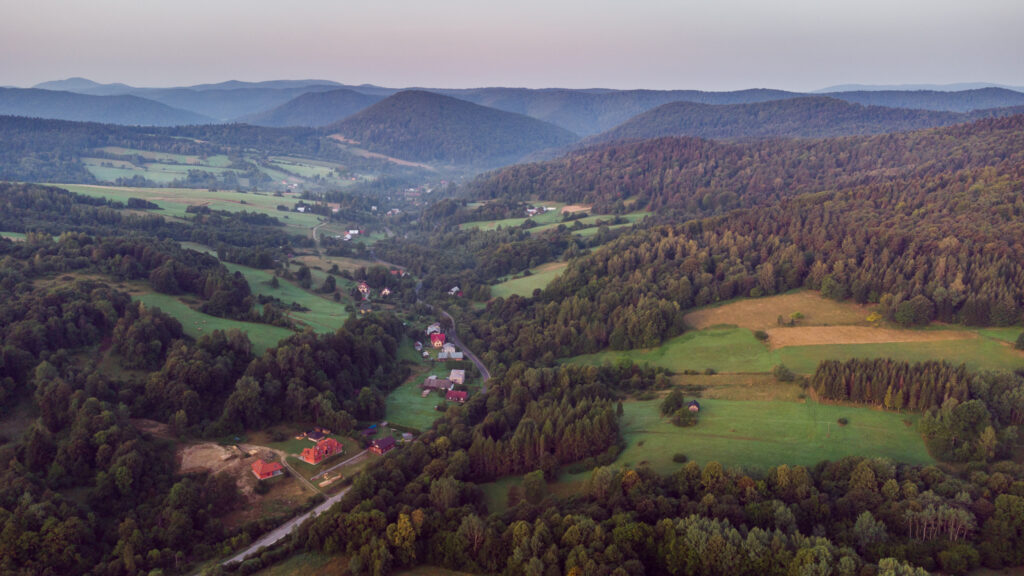 widok z drona na Beskid Niski